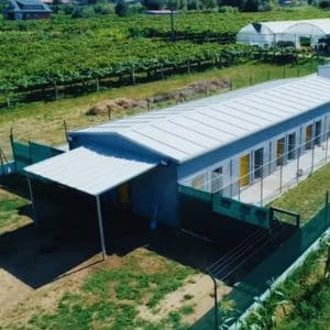 Vista aérea de las instalaciones de la Residencia Canina Faitebo, rodeada de campos verdes y naturaleza.