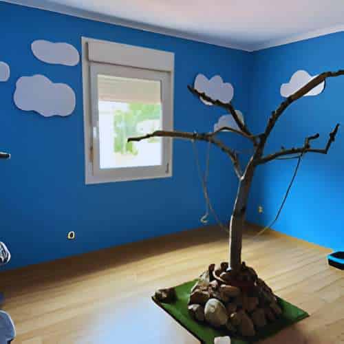 Área recreativa para gatos en la Residencia Los Amigos de Erik en Guadalajara, con decoración temática y elementos interactivos.