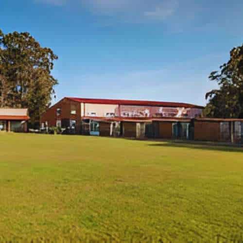 Vista panorámica de las instalaciones de la Residencia Canina Parayas, rodeada de un amplio campo verde.