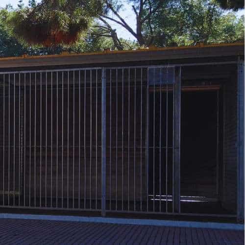 Jaula sombreada en la Residencia Canina Malilupus, diseñada para proporcionar tranquilidad y seguridad a las mascotas.