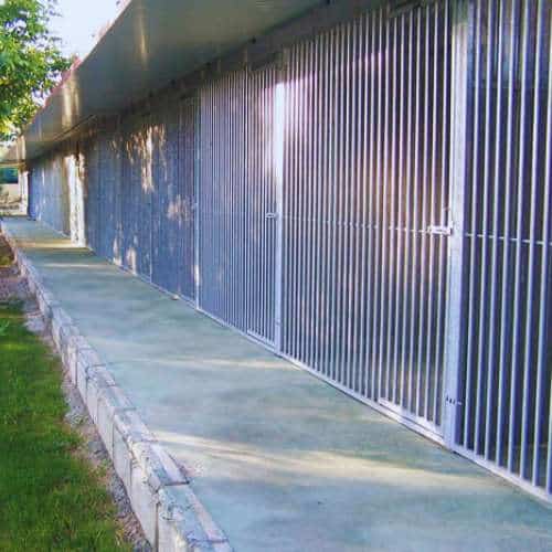 Vista de las jaulas metálicas al aire libre de la Residencia Canina CanSport en Córdoba, diseñadas para garantizar la seguridad y comodidad de las mascotas.