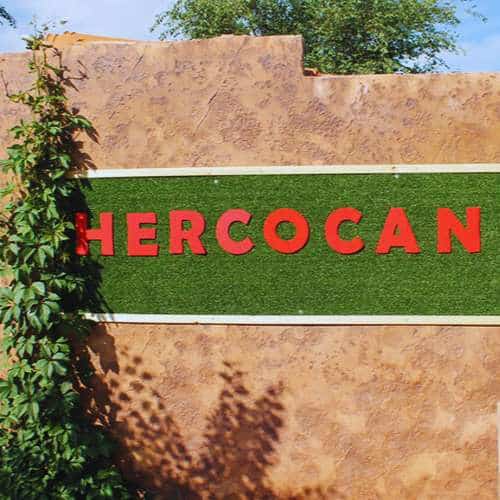 Cartel de la residencia canina Herocan en Toledo con letras rojas sobre un fondo verde.