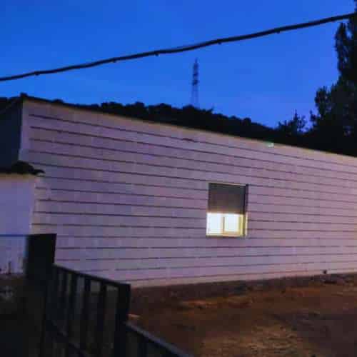 Edificio principal de la Residencia Canina OleaBull's en Córdoba iluminado por la noche.
