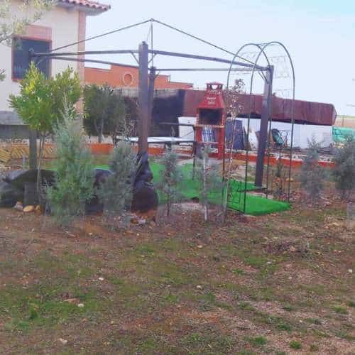 Zona recreativa de la Residencia Rivendel en Guadalajara, con áreas verdes y equipamiento al aire libre.