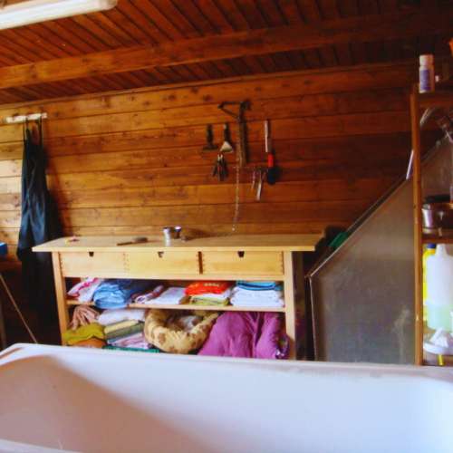 Área de higiene y cuidado en la Guardería Canina Aiartza, Bilbao, equipada con herramientas y accesorios para el cuidado de mascotas.