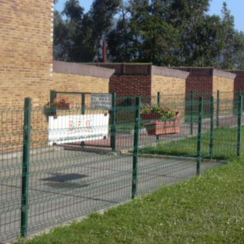 Vista de las instalaciones de la guardería canina Cecapa en Santander, con amplias áreas exteriores cercadas para la seguridad de las mascotas.