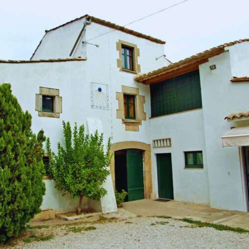 Fachada de las instalaciones de la Guardería Canina CampDorà, Girona, rodeada de naturaleza.