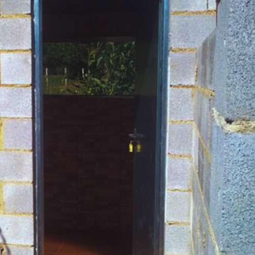 Vista de una de las áreas interiores en la Guardería Canina Los Ferreros en Oviedo, diseñada para seguridad y comodidad.