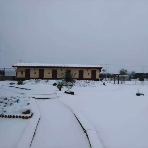 Instalaciones de la Residencia Canina Ovican, Oviedo, cubiertas de nieve durante el invierno.