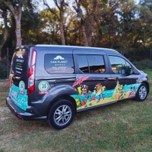 Vehículo decorado de la Residencia Can Planet en Girona, utilizado para el transporte seguro de mascotas.