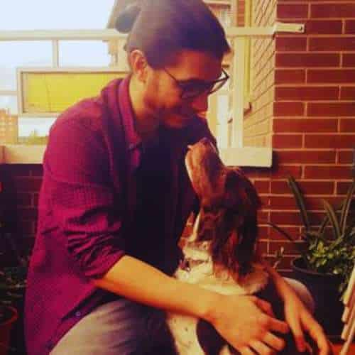 Dueño y perro compartiendo un momento de cariño en la terraza de la Clínica Veterinaria Ohana en Zaragoza.